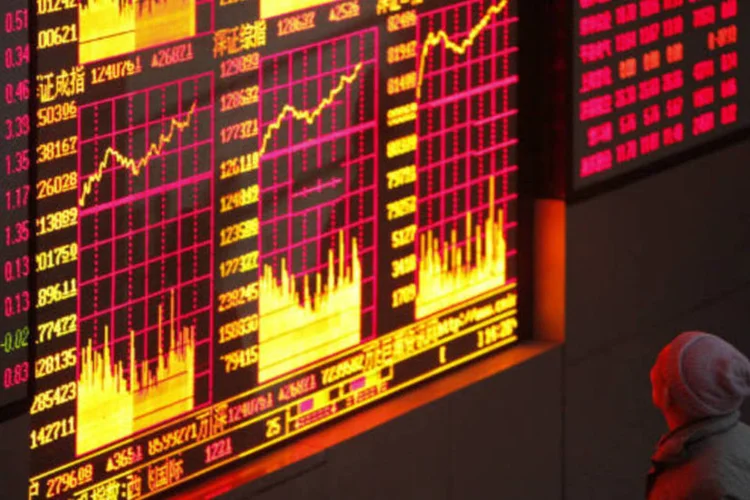 
	Painel da Bolsa de Xangai: a turbul&ecirc;ncia foi causada por um erro de negocia&ccedil;&atilde;o na corretora Everbright Securities Co.&nbsp;
 (Qilai Shen/Bloomberg)