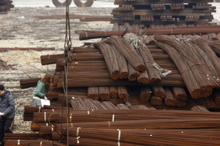 
	Funcion&aacute;rios de uma sider&uacute;rgica em Xangai: alta do pre&ccedil;o do a&ccedil;o pode incentivar o apetite por min&eacute;rio de ferro nesta semana
 (Aly Song/Reuters)