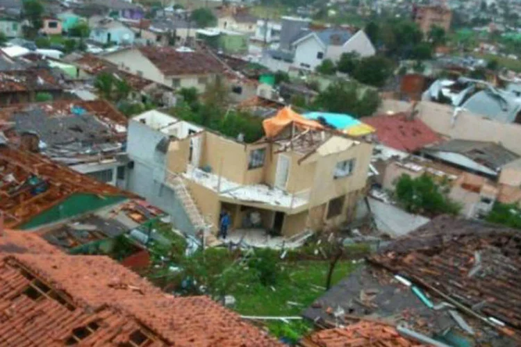 
	Destrui&ccedil;&atilde;o ap&oacute;s passagem de tornado em Xanxer&ecirc;, em Santa Catarina: as buscas por v&iacute;timas n&atilde;o cessaram
 (Divulgação/Defesa Civil de Santa Catarina)