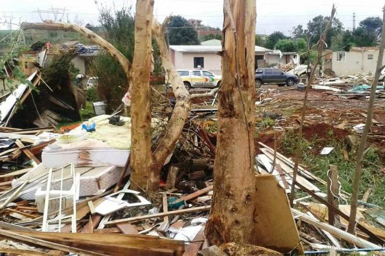 
	Xanxere, ap&oacute;s a passagem do tornado: em 31 de julho dever&atilde;o ser pagos os d&eacute;bitos relativos ao imposto devido, se for o caso
 (Divulgação/Defesa Civil)