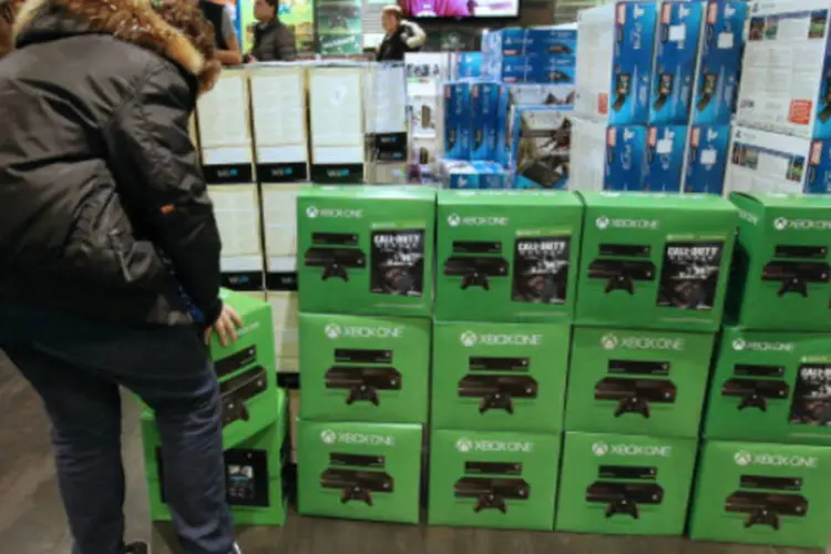 Em Paris, cliente observa a pilha de caixas com o novo Xbox One (Marion Ruszniewski/AFP/Getty Images)