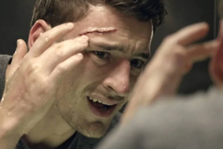 Cena de comercial do Xbox One: no filme Immersive Gaming, o diretor Bryan Buckley (Hungry Man) mostra um jogador de Ryse: Son of Rome durante uma pausa para lavar o rosto (Reprodução)