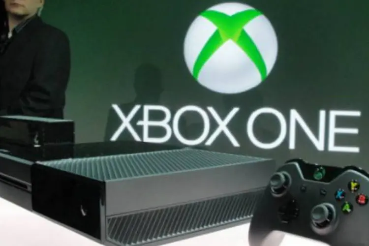 
	Xbox One e seu controle a mostra na Electronics Expo em Los Angeles: para Eric Hirshberg, a Microsoft ainda precisa mostrar o valor do console aos gamers
 (AFP)