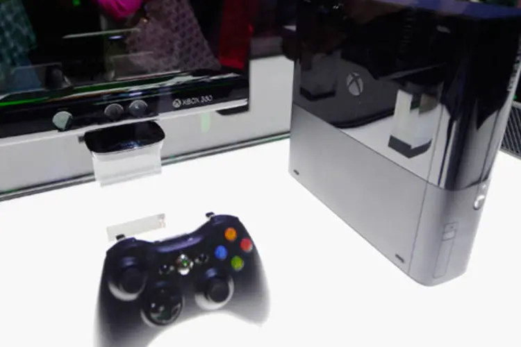 
	Xbox One e seu controle a mostra na Electronics Expo em Los Angeles: o console chega ao Brasil (com Kinect incluso) em novembro por 2.199 reais
 (Kevork Djansezian/Getty Images)