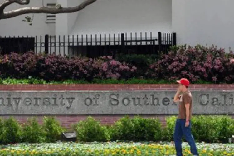 Estudante anda de stake na entrada da Universidade de Southern California
 (Frederic J. Brown/AFP)