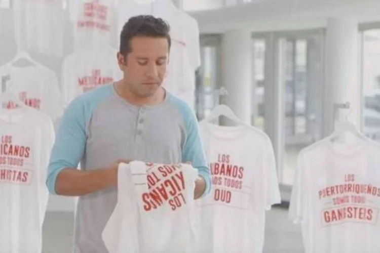 
	A marca de detergentes Tide lan&ccedil;ou uma campanha para atentar apagar, literalmente, os estigmas impostos pela xenofobia
 (Reprodução/YouTube)