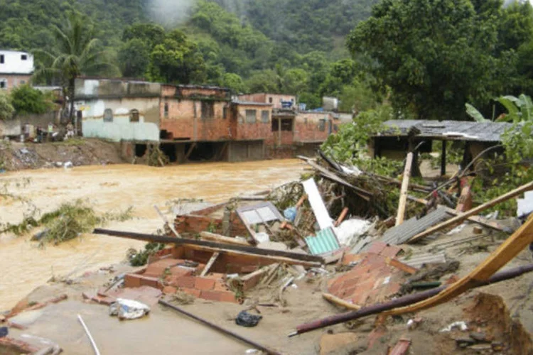 
	Fortes chuvas que atingiram X&eacute;rem, no RJ, h&aacute; semanas atr&aacute;s: desde domingo (3), o munic&iacute;pio do Rio de Janeiro entrou em est&aacute;gio de aten&ccedil;&atilde;o para a possibilidade de chuva forte.
 (Vladimir Platonov/ABr)