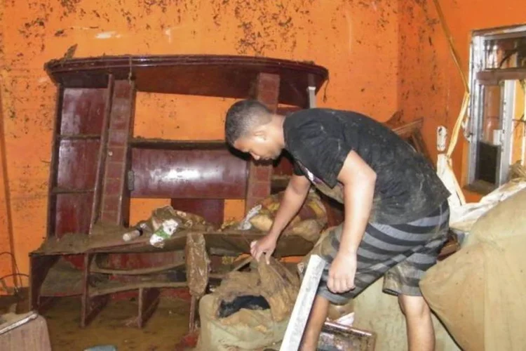 
	Morador de Xer&eacute;m afetado pela chuva: no distrito de Xer&eacute;m, em Duque de Caxias, mil pessoas est&atilde;o desalojadas e h&aacute; um morto confirmado
 (Vladimir Platonov/ABr)
