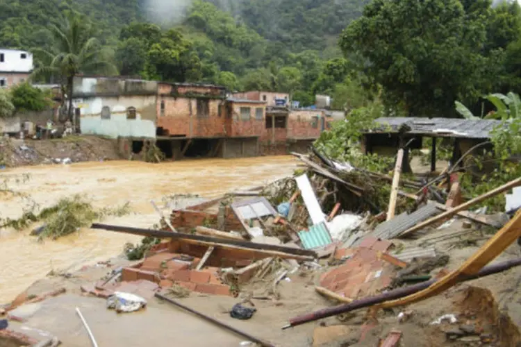 
	A forte chuva que atingiu Xer&eacute;m, distrito de Duque de Caxias, no Rio de Janeiro, causou destrui&ccedil;&atilde;o e deixou centenas de pessoas desabrigadas
 (Vladimir Platonov/ABr)
