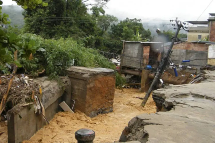 
	Forte chuva que atingiu Xer&eacute;m: os bairros mais prejudicados s&atilde;o Santa Cruz, Pedra de Guaratiba, Bangu e Inhoa&iacute;ba, todos na zona oeste
 (Vladimir Platonov/ABr)