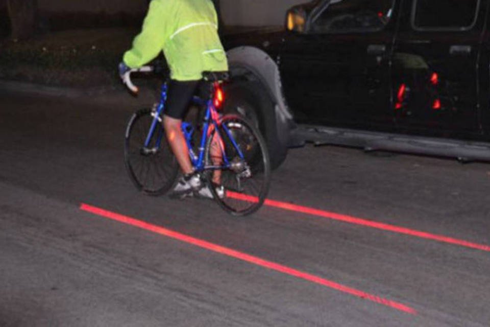 Aparelho cria espaço para ultrapassagem em ciclistas