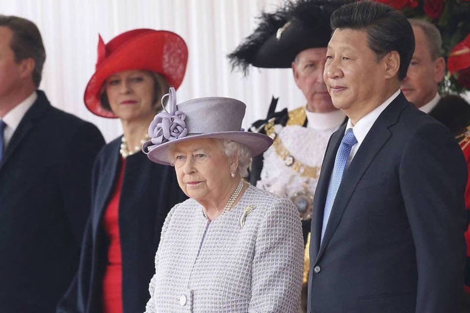 
	Xi Jinping junto com a Rainha Elizabeth II: hoje eles ainda devem visitar a sede londrina da empresa de comunica&ccedil;&otilde;es por sat&eacute;lite Inmarsat e assistir a uma confer&ecirc;ncia do Instituto Conf&uacute;cio
 (Reuters / Chris Jackson)