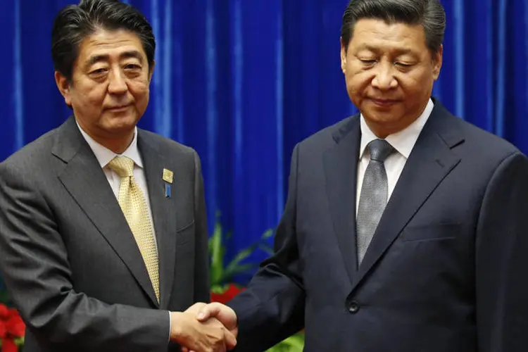 
	Xi Jinping cumprimenta Shinzo Abe: &ldquo;A &Aacute;sia continua a ser a parte mais din&acirc;mica da economia global, mas enfrenta severas adversidades&quot;
 (Kim Kyung-Hoon/Reuters)