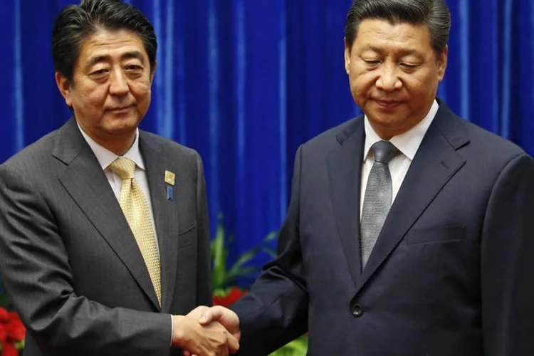 Xi Jinping cumprimenta Shinzo Abe: China e Japão, segunda e a terceira maiores economias do mundo, têm trocado farpas nos últimos dois anos (Kim Kyung-Hoon/Reuters)