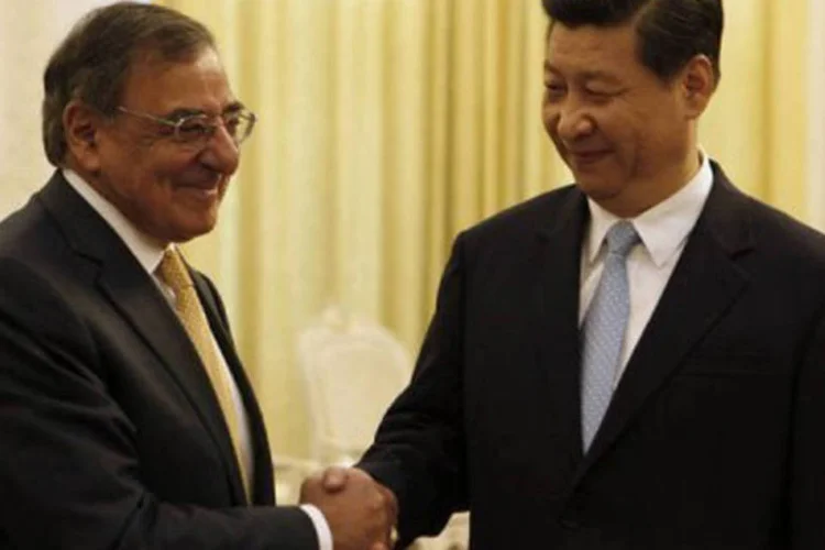 
	O vice-presidente da China, Xi Jinping (D), e o secret&aacute;rio de Defesa dos Estados Unidos, Leon Panetta: &quot;&eacute; uma honra poder visit&aacute;-lo aqui&quot;, disse Panetta
 (Larry Downing/AFP)