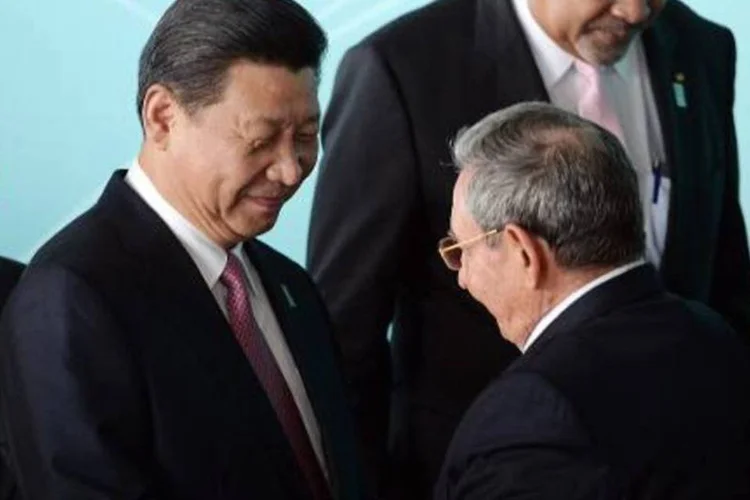 O presidente chinês, Xi Jinping, é visto ao lado do presidente cubano, Raúl Castro, em 17 de julho de 2014, em Brasília (Evaristo Sa/AFP)