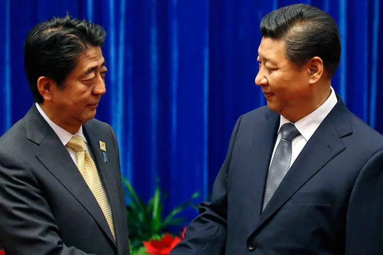 O presidente da China, Xi Jinping, cumprimemta o primeiro-ministro japonês, Shinzo Abe (REUTERS/Kim Kyung-Hoon)