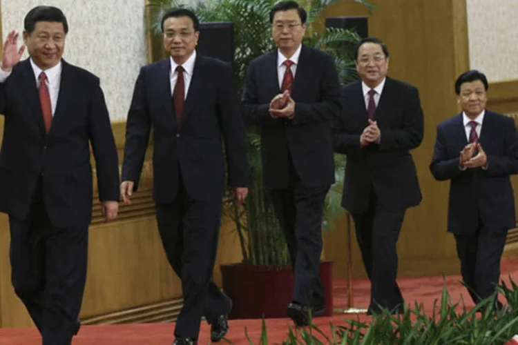
	Membros do novo&nbsp;Comit&ecirc; Permanente, principal &oacute;rg&atilde;o reitor,&nbsp;Xi Jinping, Li Keqiang, Zhang Dejiang, Yu Zhengsheng, Liu Yunshan, chegam &agrave; coletiva de imprensa no Great Hall of the People, em Beijing
 (Reuters)