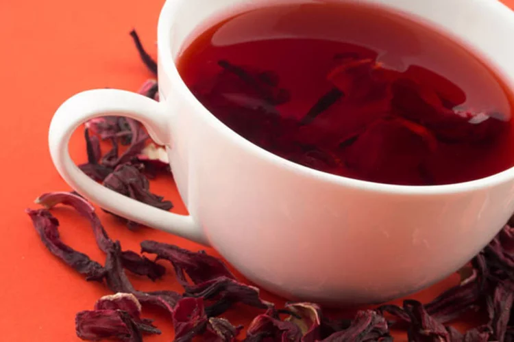 Hibisco: chá contribui para que se acumule menos na região do abdômen e nos quadris (ThinkStock)