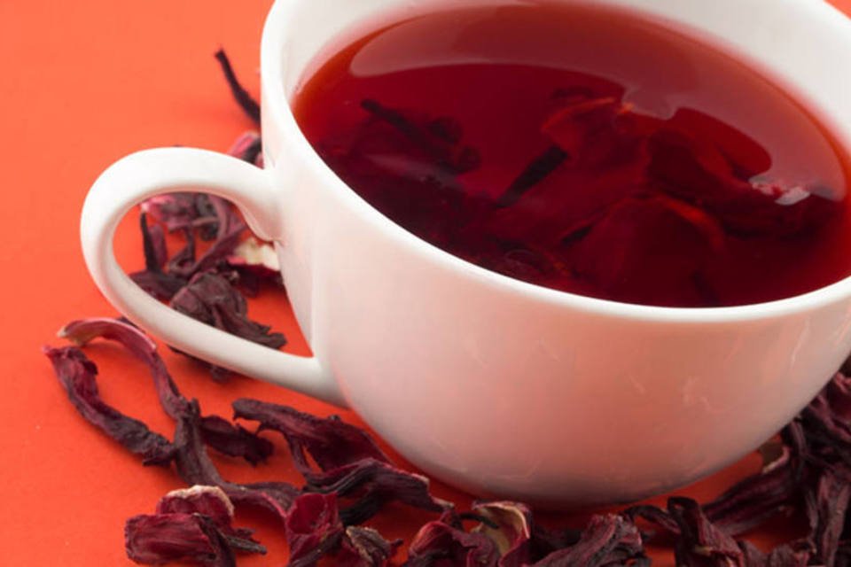 Consumo do chá de hibisco requer moderação: veja os riscos