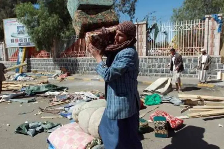 Simpatizantes xiitas do movimento Huthi desmontam um acampamento existente há dois meses em Sanaa (Mohammed Huwais/AFP)