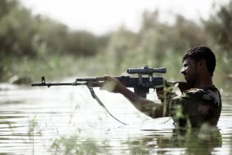 
	Combatente xiita treina antes de se unir &agrave;s for&ccedil;as iraquianas na luta contra o EI
 (Haidar Hamdani/AFP)