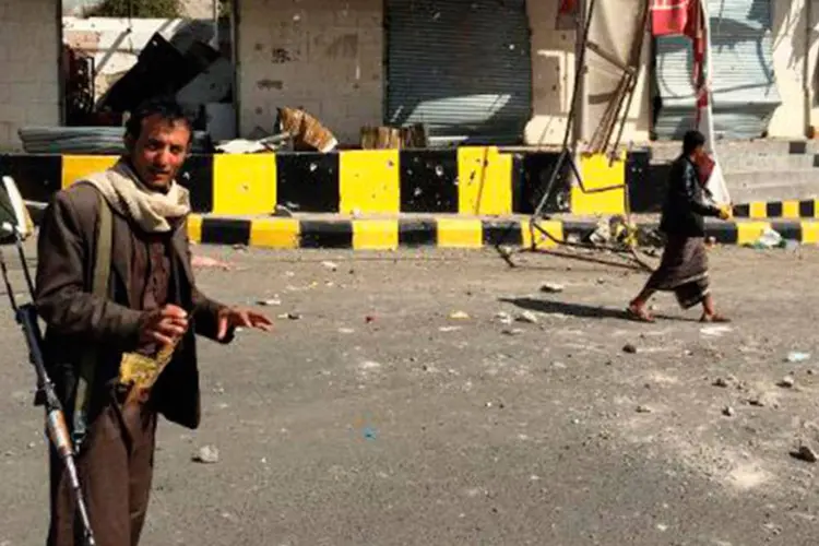 Militante xiita faz guarda próximo ao palácio presidencial em Sanaa (Gamal Noman/AFP)