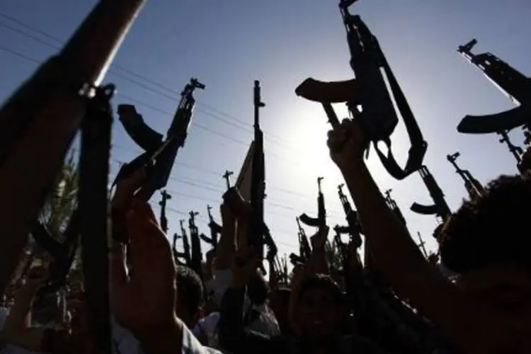 Xiitas contrários aos militantes jihadistas exibem suas armas no Iraque (Haidar Hamdani/AFP)