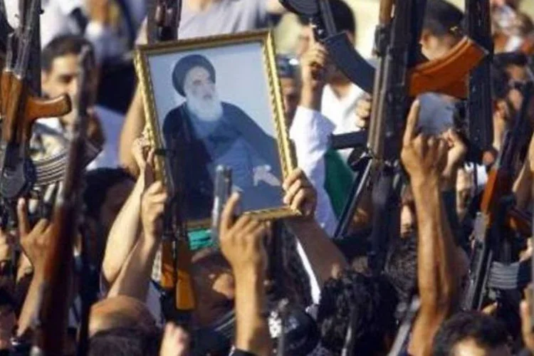 
	Imagem do aiatol&aacute; Ali Sistani: &quot;&eacute; exigido chegar a acordo sobre 3 presid&ecirc;ncias nos dias restantes at&eacute; essa data&quot;
 (AFP)