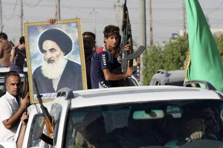 
	Xiitas com foto de aiatol&aacute;: Sistani defendeu unidade na forma&ccedil;&atilde;o de novo governo no Iraque
 (Wissm al-Okili/Reuters)