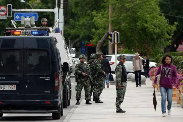 Polícia chinesa em Urumqi, na região de Xinjiang (Goh Chai Hin/AFP)