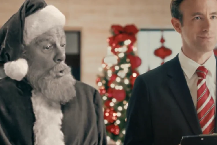 
	Em Milagre na Rua 34, o Papai Noel cria um rebuli&ccedil;o ao indicar outros lugares para que os clientes da Macy&rsquo;s encontrem os produtos indispon&iacute;veis na loja
 (Reprodução)