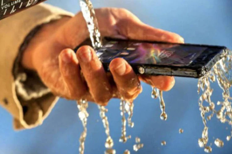 Teste de durabilidade do smartphone Sony Xperia Z na CES 2013 (Divulgação)