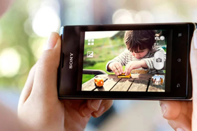 
	A evolu&ccedil;&atilde;o dos pre&ccedil;os dos produtos da empresa ajuda a explicar o desempenho. Um ano atr&aacute;s, seu modelo mais barato custava R$ 899. Agora, custa R$ 499: trata-se do Xperia E Dual
 (Sony)