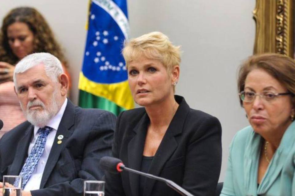 Deputado hostiliza Xuxa em votação da Lei da Palmada