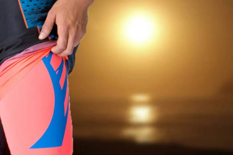 Blade 4, da Oakley: short de compressão (em laranja, na foto) é uma das atrações da peça (Montagem/Divulgação/EXAME.com)