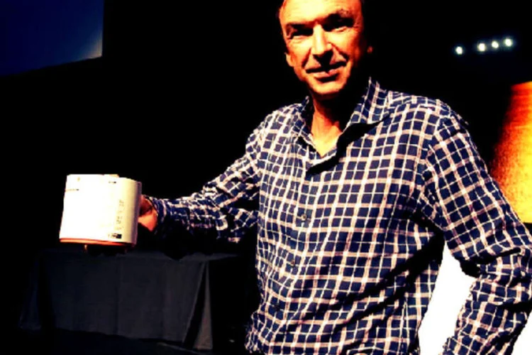 Phil Molyneux: presidente da Sony Eletronics fica no cargo até 1º de janeiro de 2014 (Reprodução/Twitter)