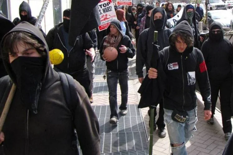 
	Roupas pretas e m&aacute;scaras s&atilde;o caracter&iacute;sticas de grupo que cometem atos de vandalismo
 (Ben Schumin/Wikimedia)