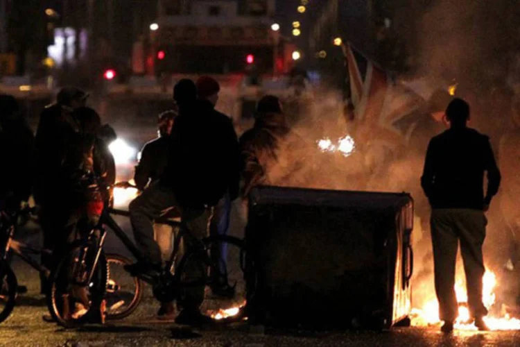 
	Noite de viol&ecirc;ncia na Irlanda do Norte: tijolos, garrafas e coqueteis molotov foram jogados contra a pol&iacute;cia em v&aacute;rias ruas da cidade (Peter Muhly/AFP)