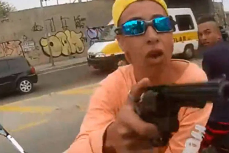 
	Reprodu&ccedil;&atilde;o de v&iacute;deo de assalto de moto: o assaltante foi identificado como Leonardo Escarante Santos, de 18 anos
 (Reprodução)