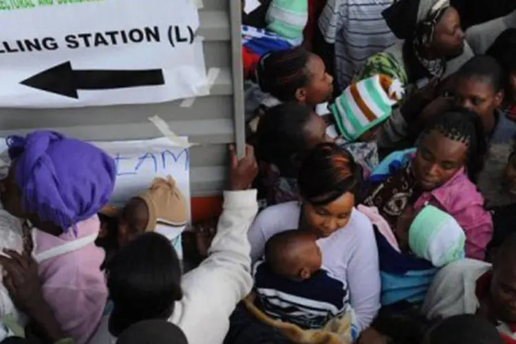 
	Quenianos no bairro Dandora, em Nair&oacute;bi, esperam para votar: em uma vota&ccedil;&atilde;o complexa, os quenianos devem depositar na urna seis c&eacute;dulas eleitorais diferentes (Jennifer Huxta/AFP)