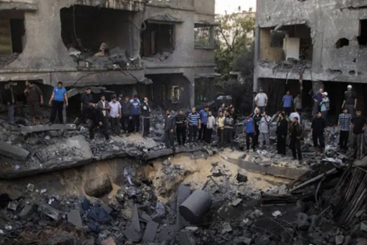
	Palestinos observam a destrui&ccedil;&atilde;o causada pelo pior ataque israelense em Gaza: durante o conflito, 174 palestinos morreram
 (Marco Longari/AFP)