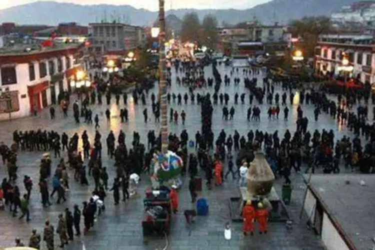 
	Soldados e policiais posicionados diante do templo Jokhang no Tibete: os casos elevam a 95 o n&uacute;mero de pessoas que atearam fogo ao corpo desde 2009
 (International Campaign For Tibet/AFP)