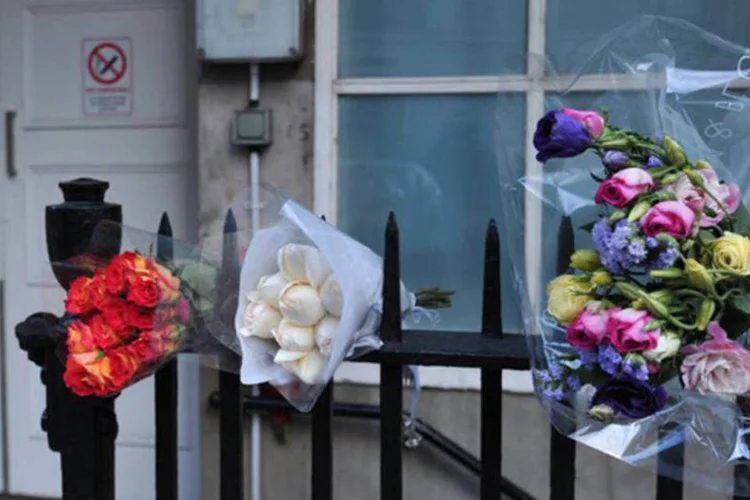 
	Flores s&atilde;o vistas na acomoda&ccedil;&atilde;o das enfermeiras do hospital londrino King Edward VII em mem&oacute;ria a Jacinta Saldanha
 (Carl Court/AFP)