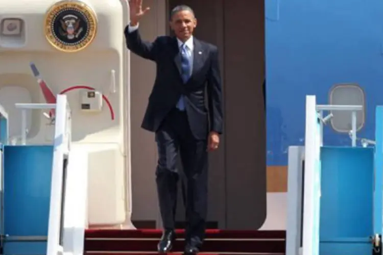 
	Barack Obama acena durante sua chegada em Israel: o presidente americano chegou hoje &agrave; regi&atilde;o para uma viagem por Israel, Palestina e Jord&acirc;nia&nbsp;
 (Jack Guez/AFP)