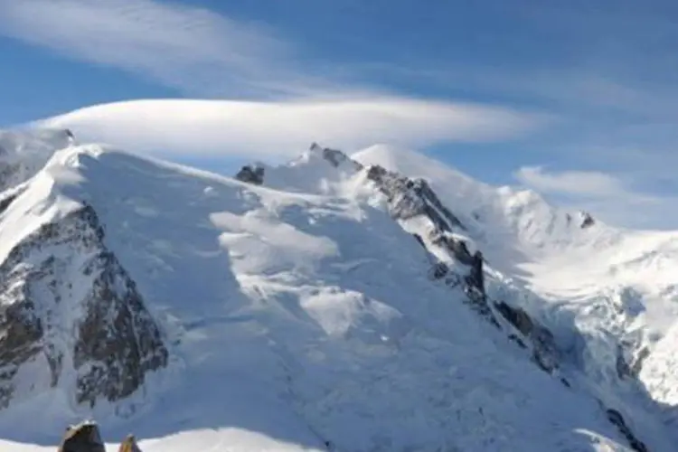 Mont Blanc: os três montanhistas conseguiram cavar um pequeno buraco na neve para se protegerem da nevasca (Jean-Pierre Clatot/AFP)