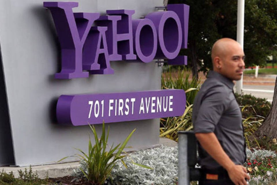 
	Homem passando em frente &agrave; sede do Yahoo!: portal estava em negocia&ccedil;&otilde;es para adquirir uma participa&ccedil;&atilde;o de 75% no Dailymotion
 (Justin Sullivan/Getty Images)