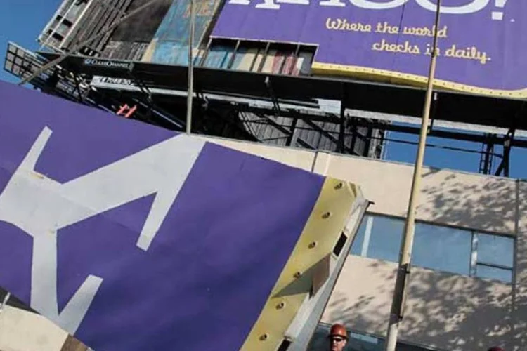 
	Homens consertam outdoor com logo do Yahoo!: processo foi aberto por Worldwide Directories e Ideas Interactivas contra o Yahoo!
 (Getty Images)