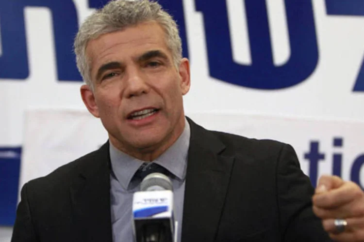 Yair Lapid, líder do partido Yesh Atid, conversa com seus apoiadores na sede do partido em Tel Aviv (Ammar Awad/Reuters)