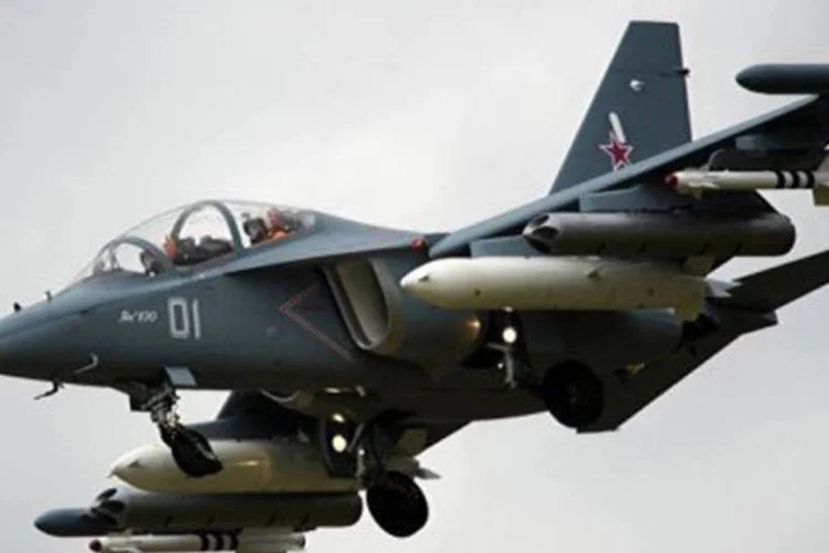 Um avião Yak 130 em apresentação no Farnborough International Airshow: o governo russo afirma não violar "nenhuma de suas obrigações internacionais" (Adrian Dennis/AFP)